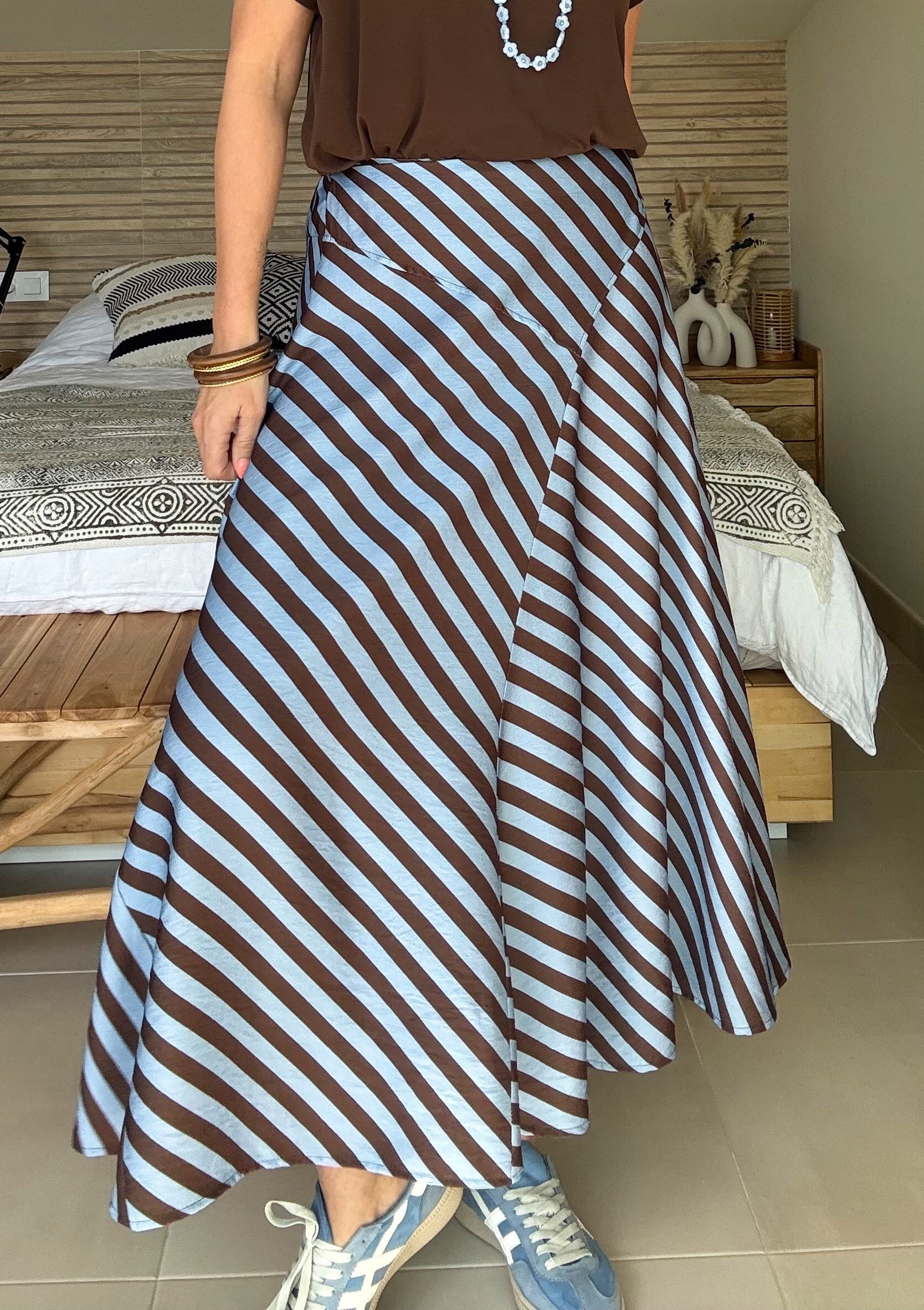 Asymmetrischer Midirock mit mediterranen Streifen