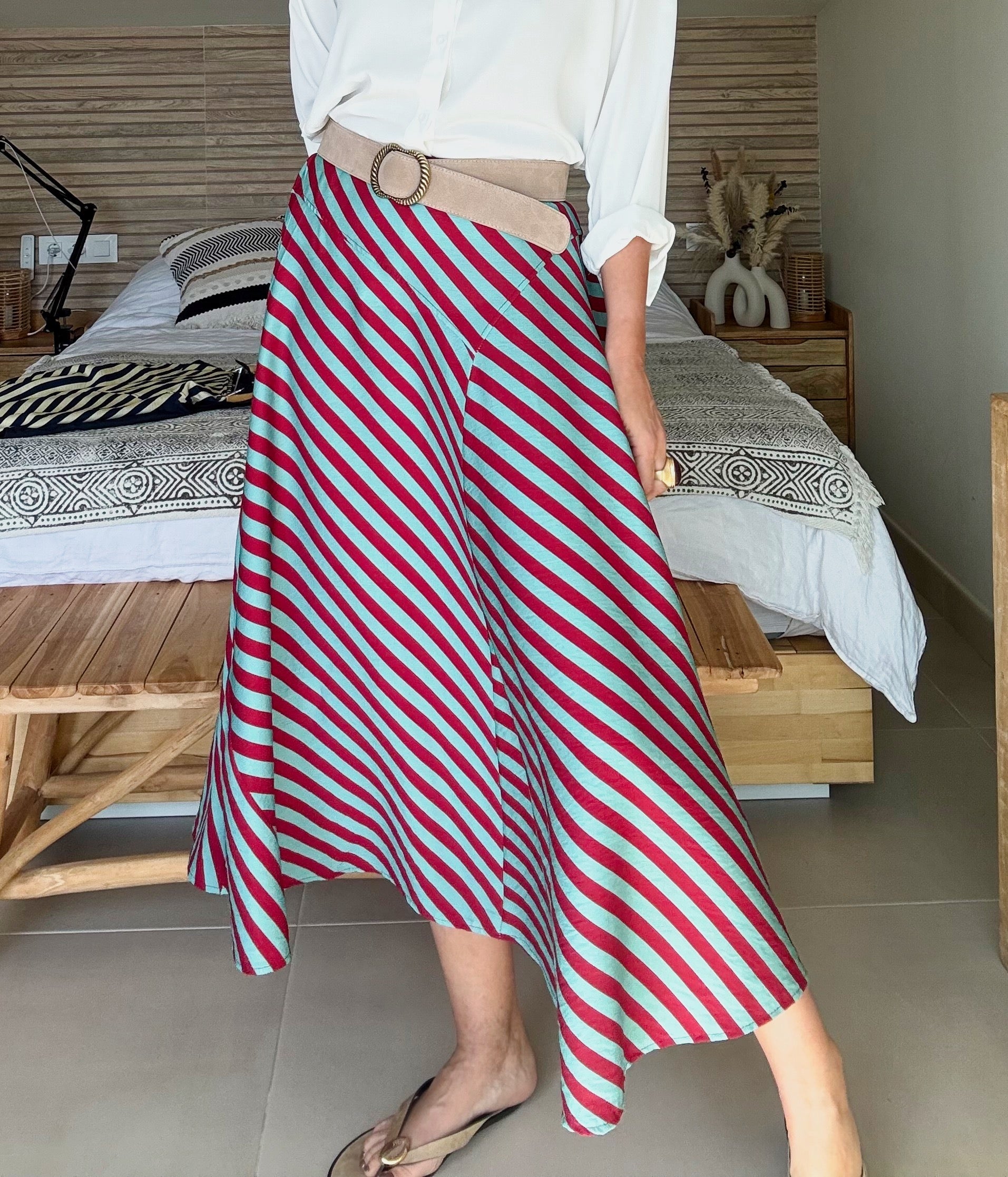 Asymmetrischer Midirock mit mediterranen Streifen
