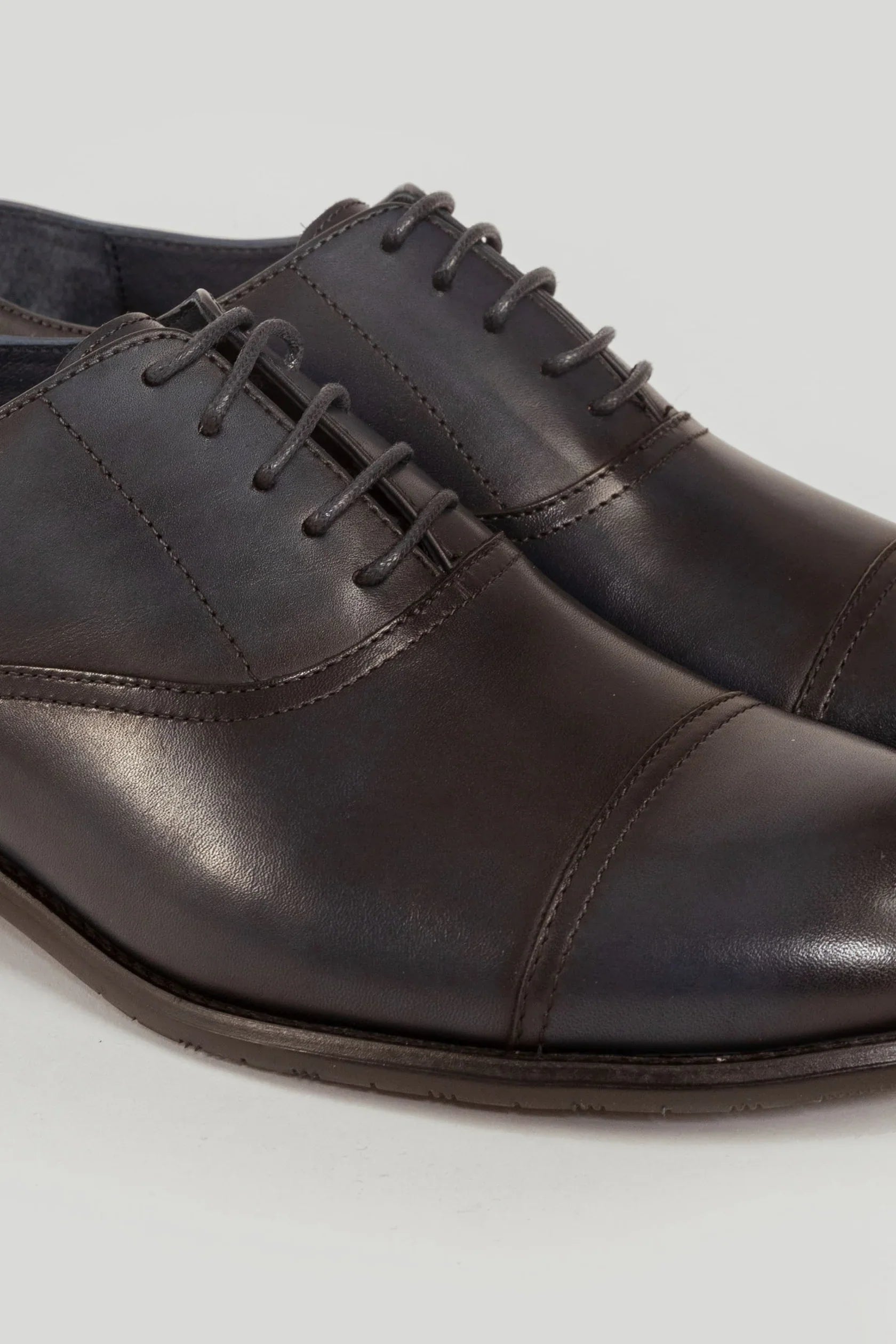Zapatos Oxford de piel en color azul marino