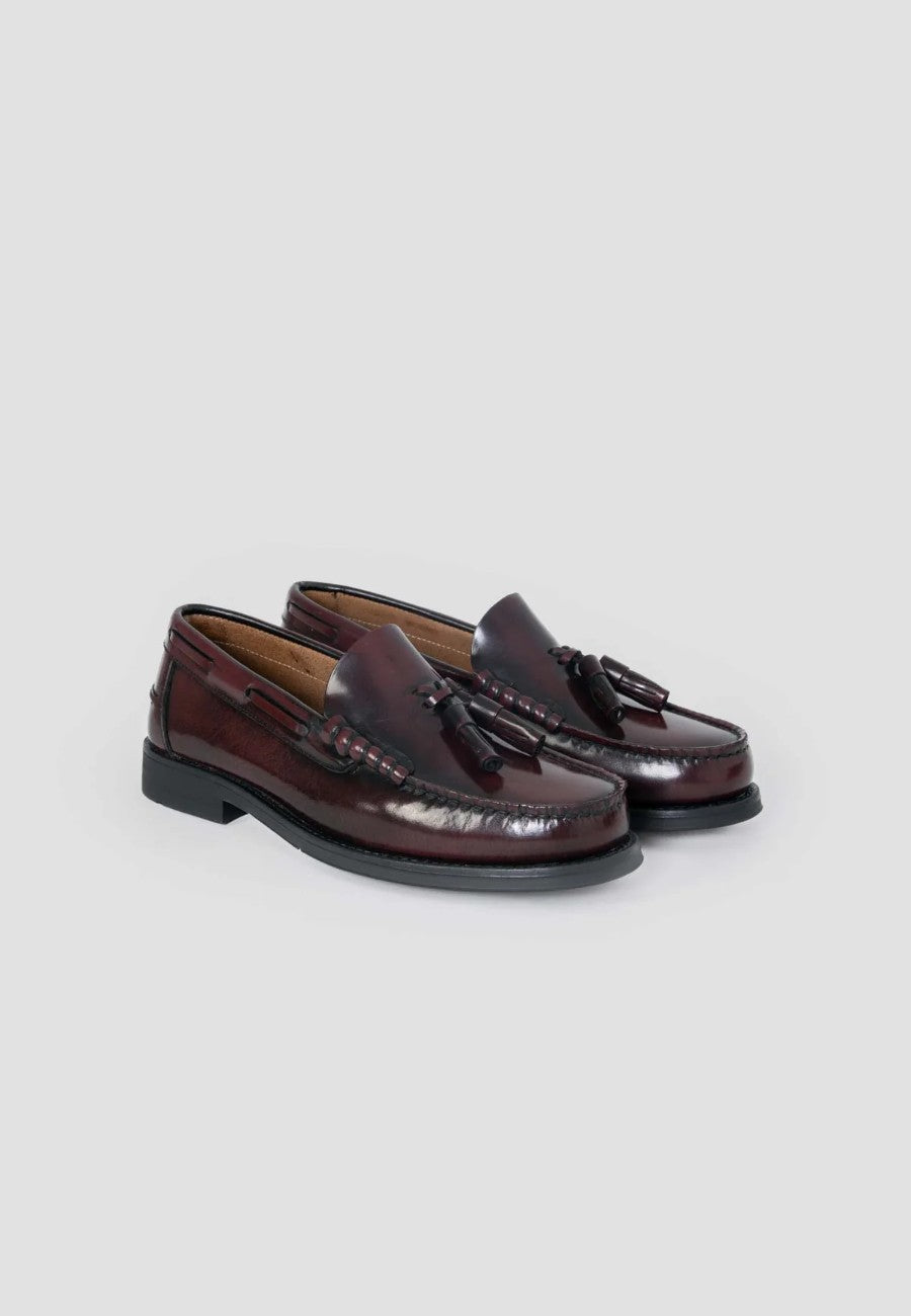 Mocasín de piel burdeos con borlas para hombre