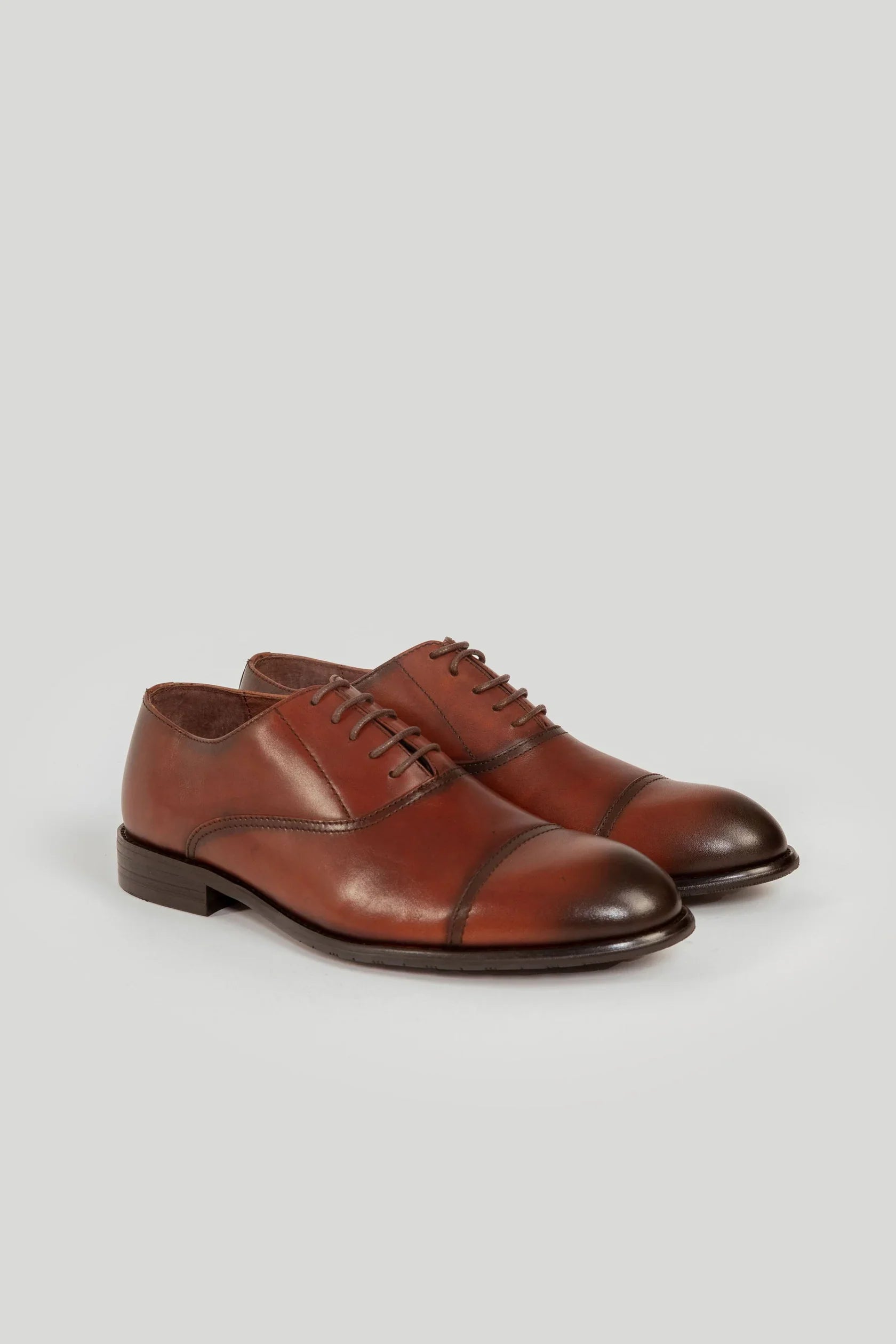 Zapatos Oxford de piel en color marrón