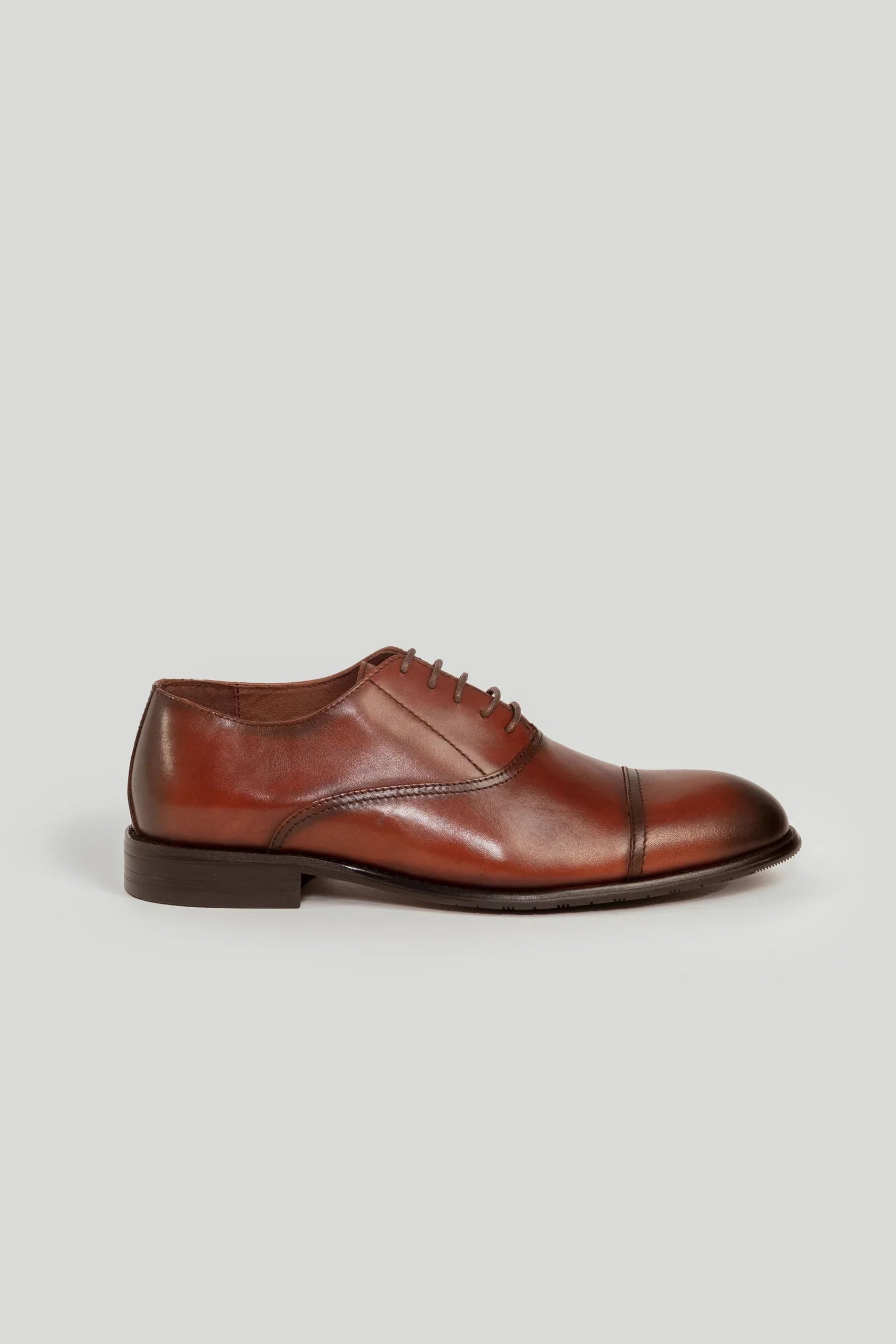 Zapatos Oxford de piel en color marrón