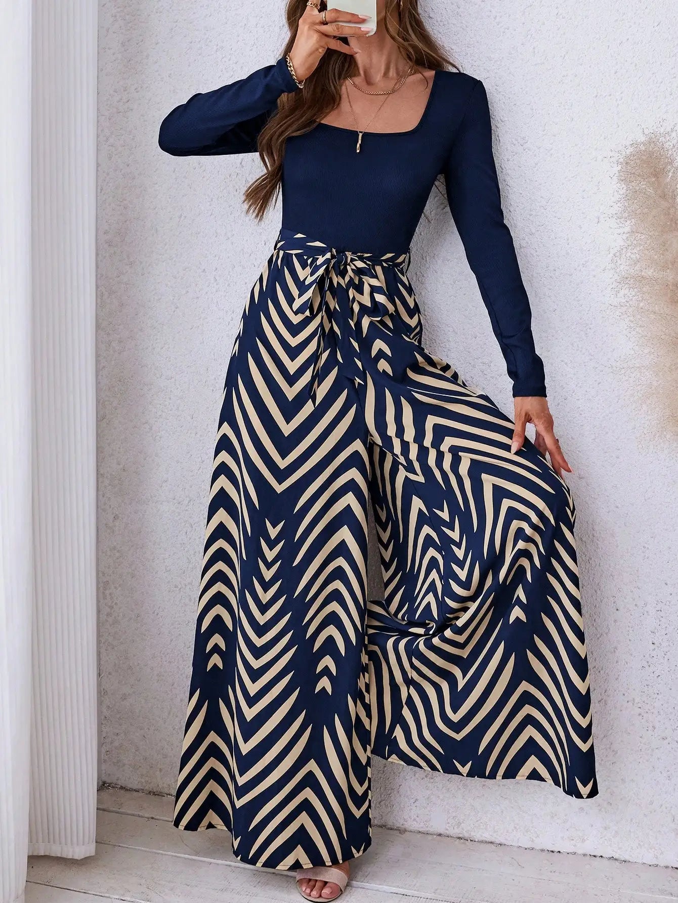 Mono de mujer elegante, de manga larga y pierna ancha
