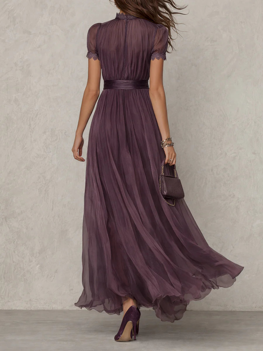 Flavia • Vestido largo morado con escote en forma de ojo de cerradura y ribete de encaje de gasa