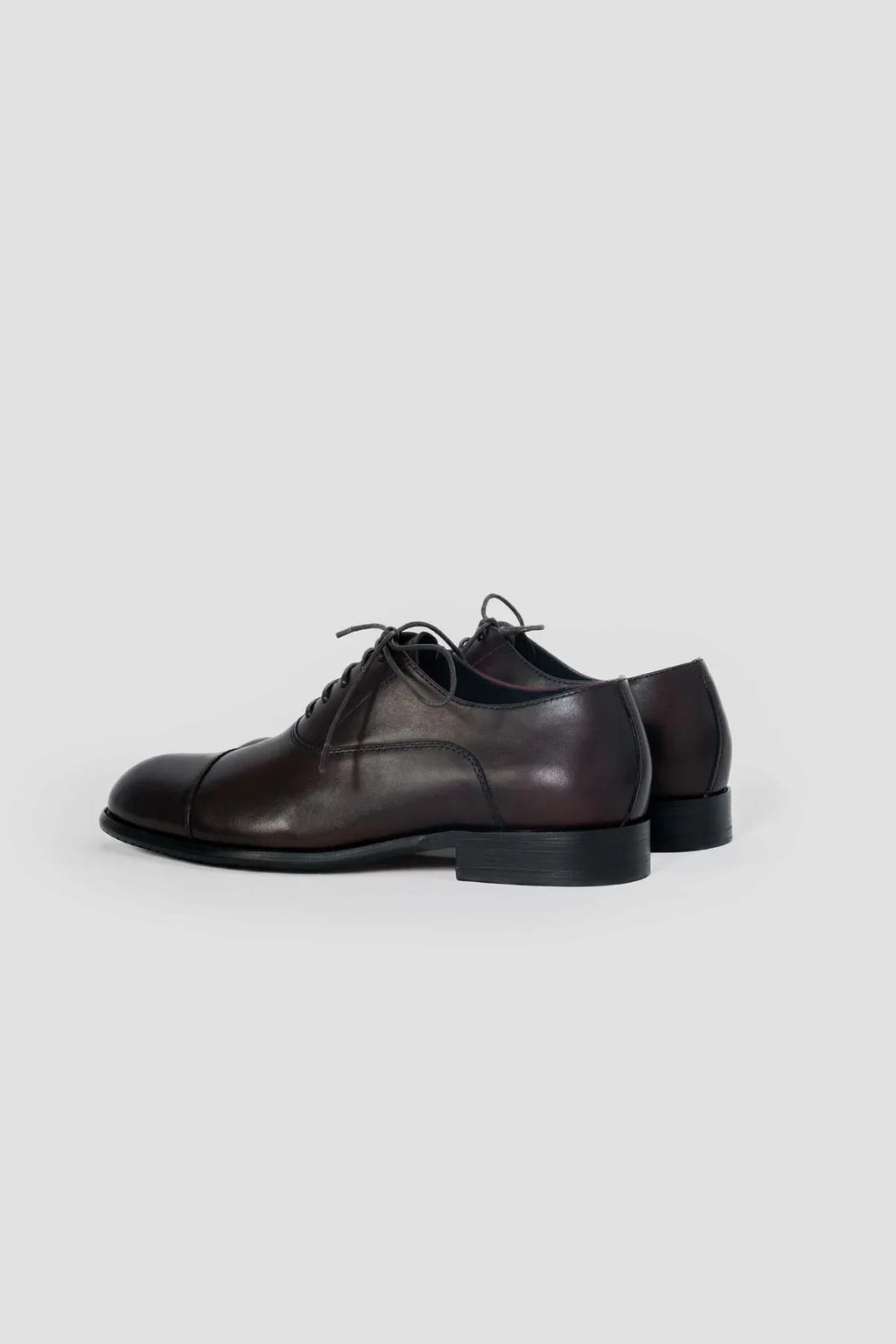 Zapatos Oxford de piel en color burdeos